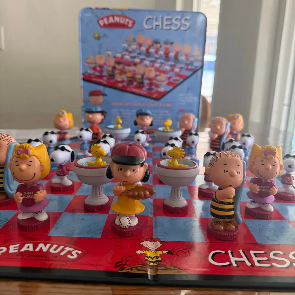 Peanuts Gang Chess Set Charlie Brown blue Tin Edition 32 Pieces Complete